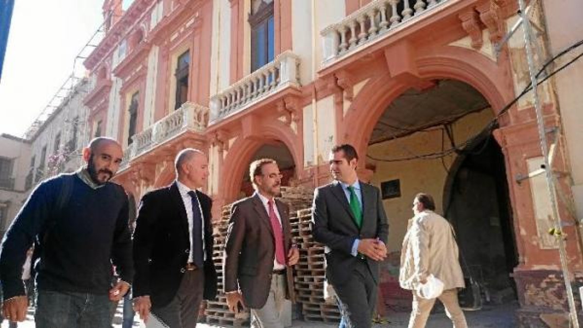 Visita a las obras de la Plaza Vieja por parte del consejero de Fomento y Vivienda y el alcalde en funciones
