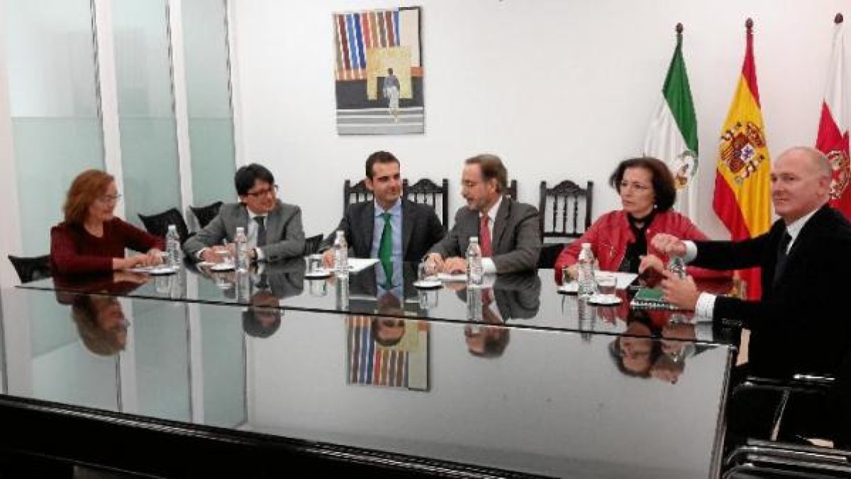 Reunión del alcalde en funciones y el consejero de Fomento y Vivienda