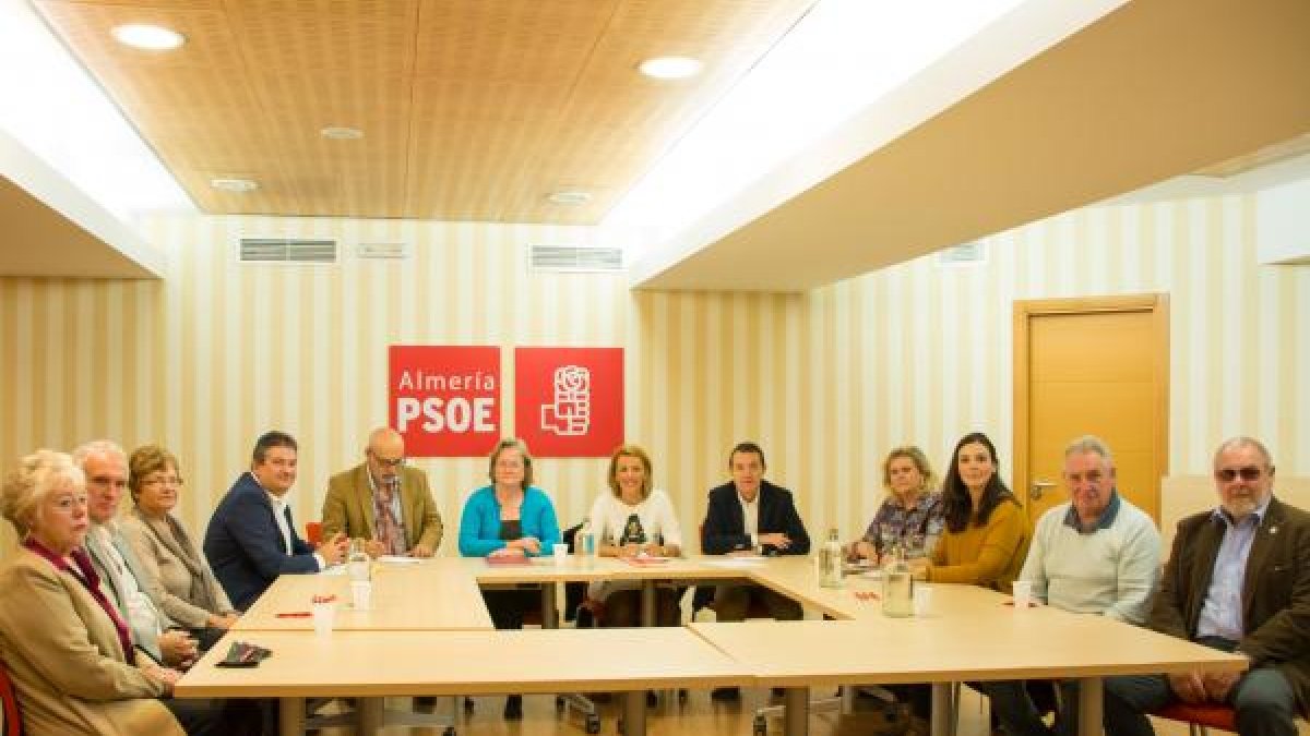 Reunión ayer entre la asociación Abusos Urbanísticos Almanzora-No y la candidata al Congreso por el PSOE.