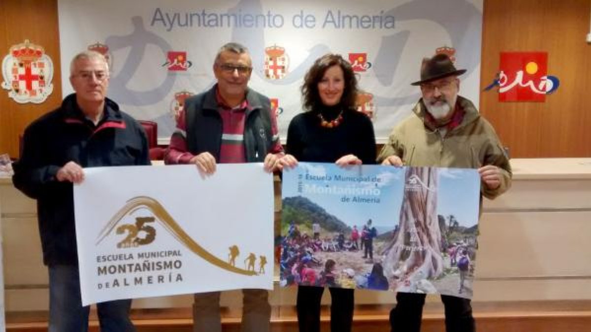 María Vázquez con los representantes de Montañismo.