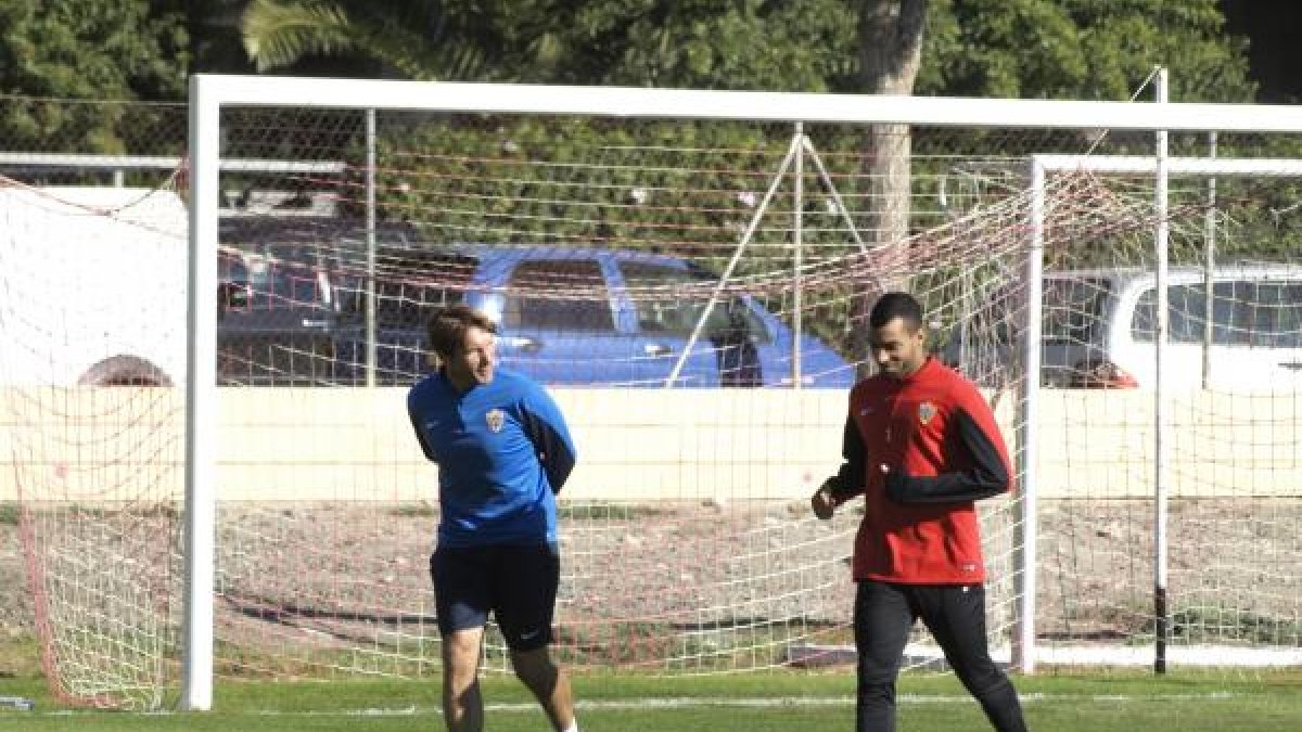 Joan Carrillo bromea con Michel Macedo.