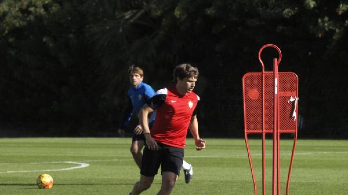Sebastián Dubarbier y al fondo Joan Carrillo.