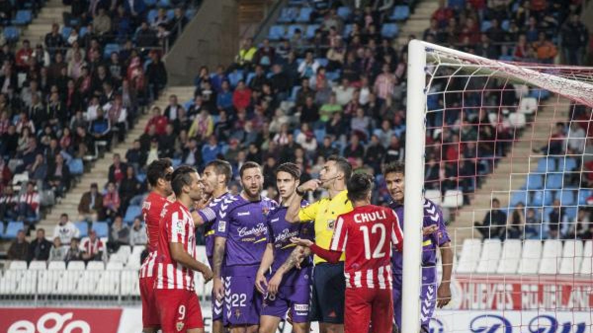 El Almería no puede encajar tanto en casa.