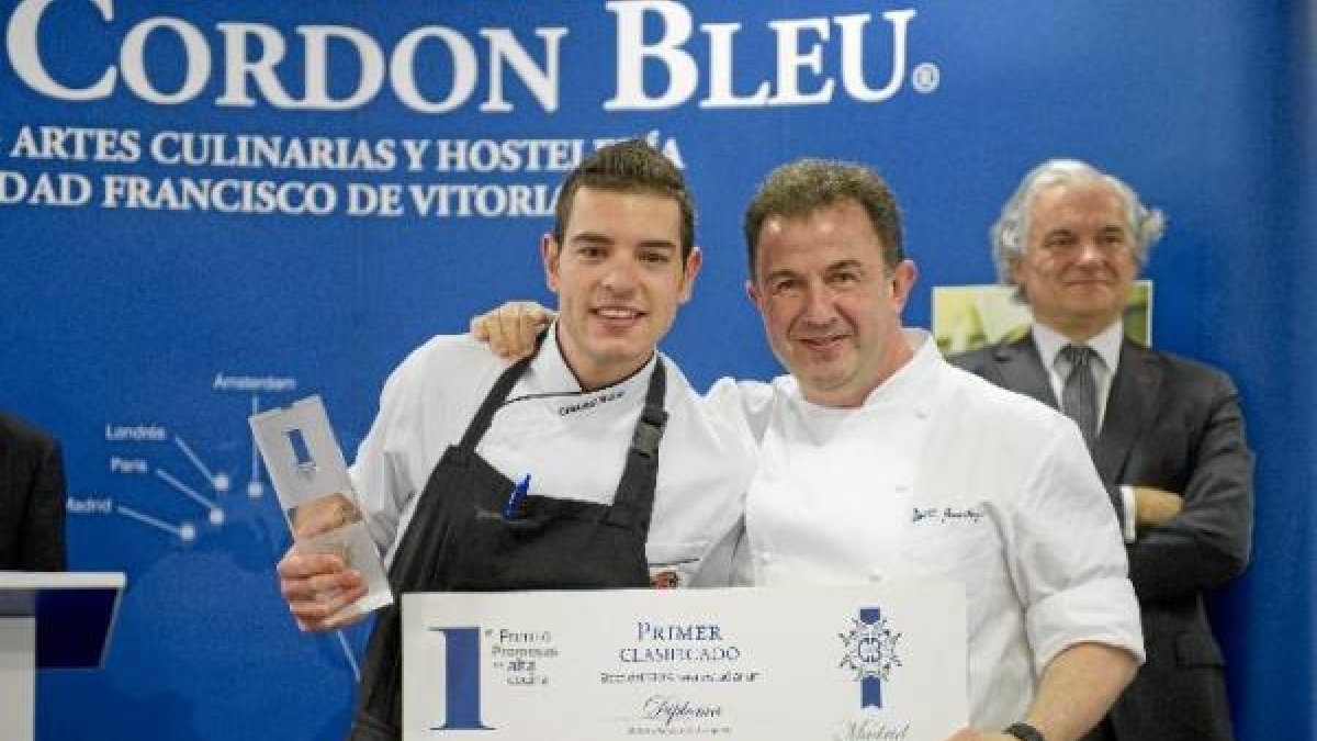 El almeriense Cristóbal Muñoz recogió el Premios Promesas de la alta cocina de manos de Martín Berasategui.