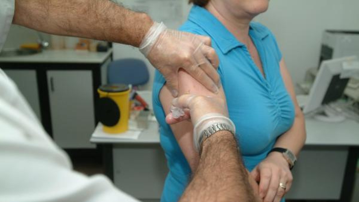 Una mujer se vacuna en un centro de salud de la capital.