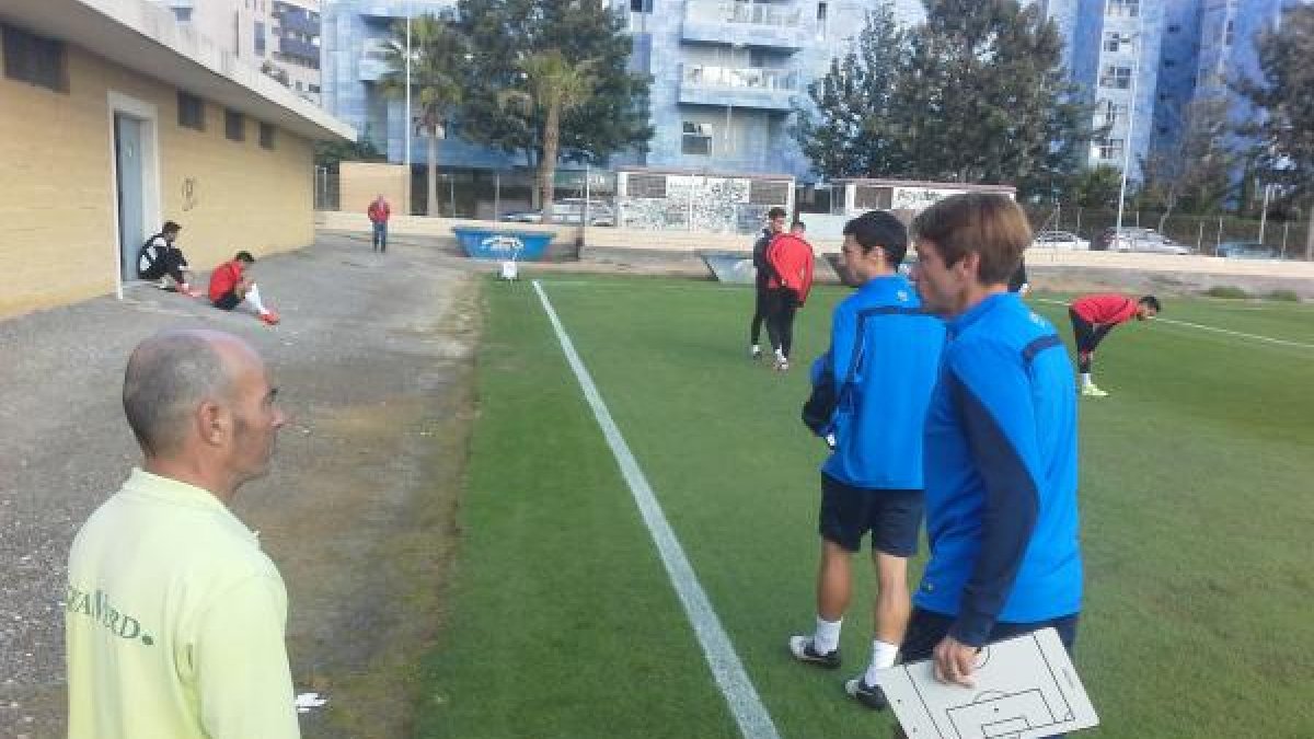 Pepe Morales hablando con el míster del Almería.