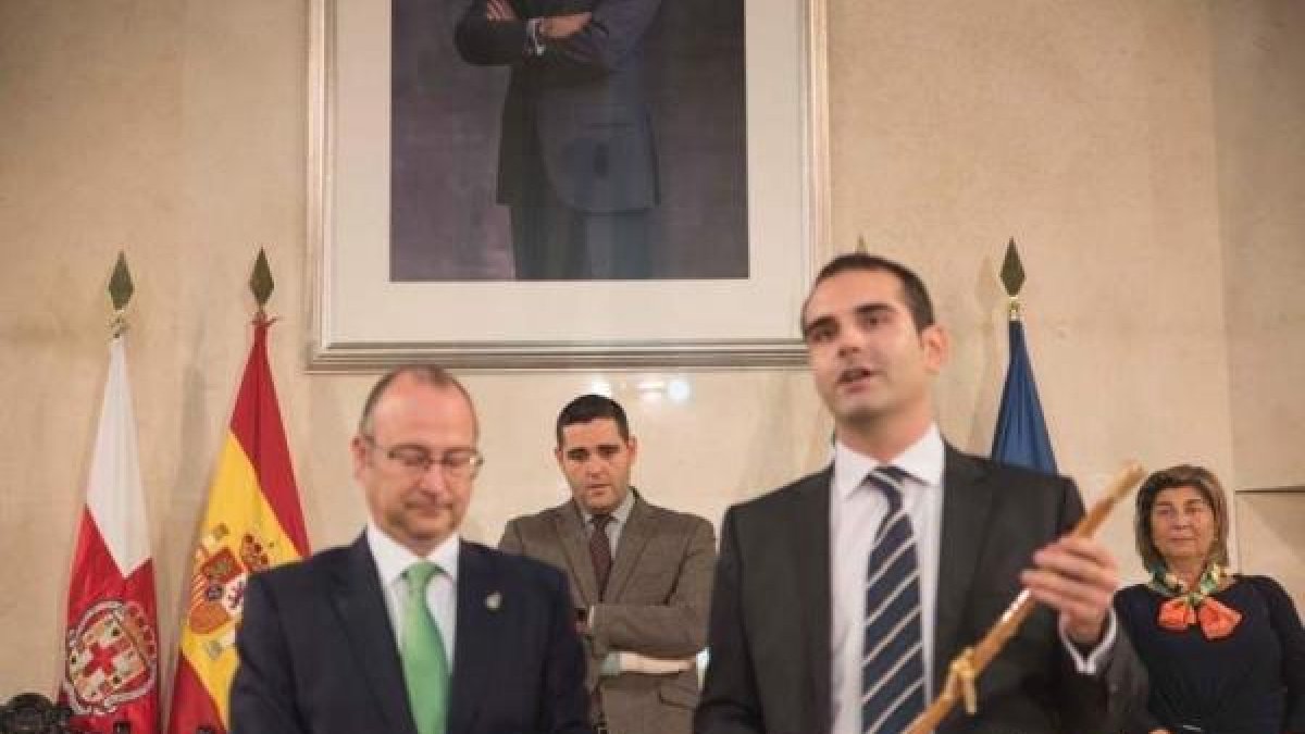 Momento del relevo en la alcaldía de Almería.