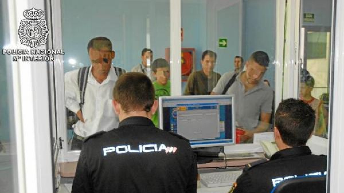 Control de pasajeros en el puerto de Almería
