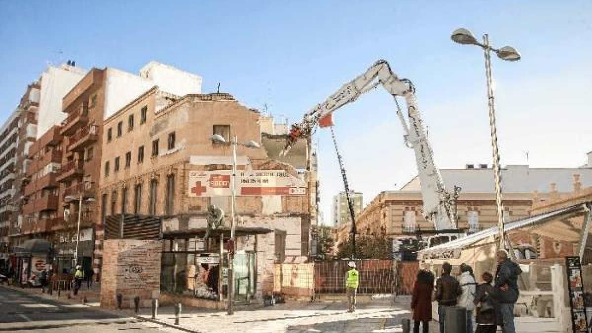 Los representantes de Cruz Roja viendo el inicio de la demolición