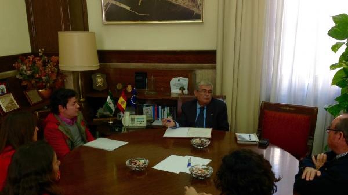 El subdelegado con vecinos de Las Colinas durante la reunión celebrada ayer.