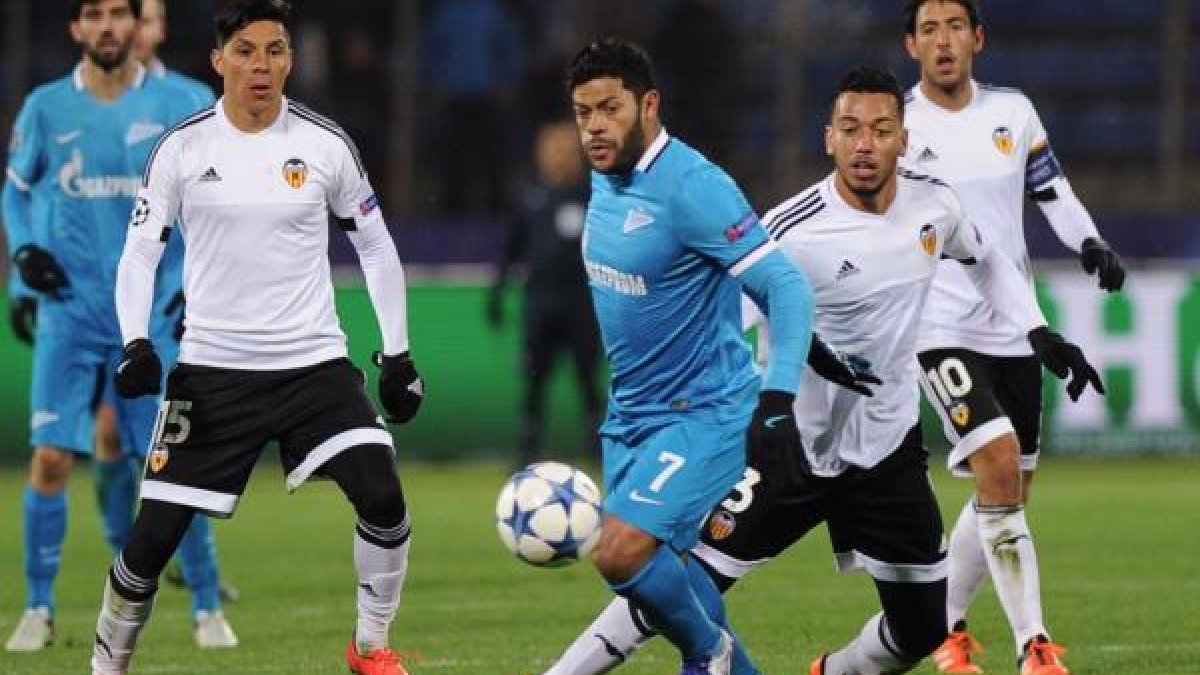 Hulk intenta marcharse de Rubén Vezo.