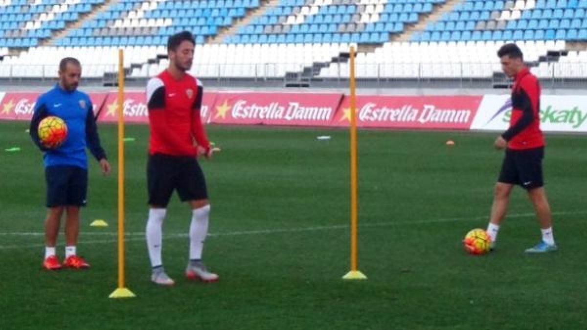 Adri y Ximo Navarro se han ejercitado al margen del grupo.