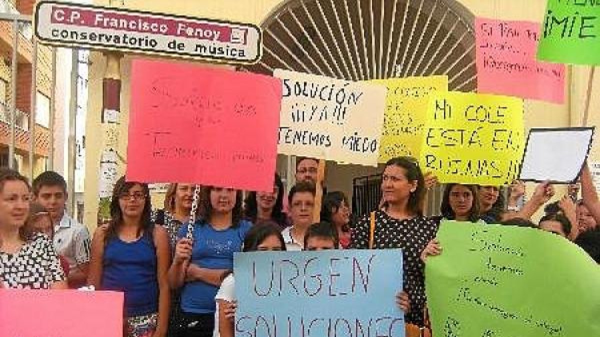 Padres del Fenoy protestando tras el terremoto de 2012.