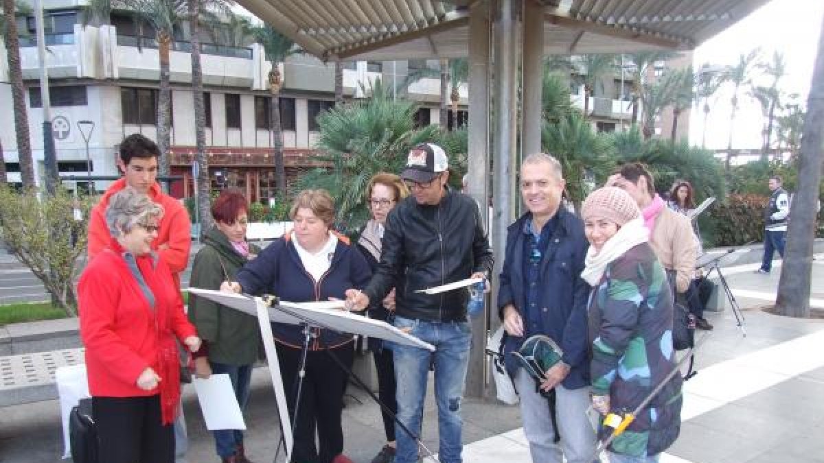 La Agrupación de Acuarelistas de Almería celebra el Día Internacional de la Acuarela pintando en la Plaza de las Velas.