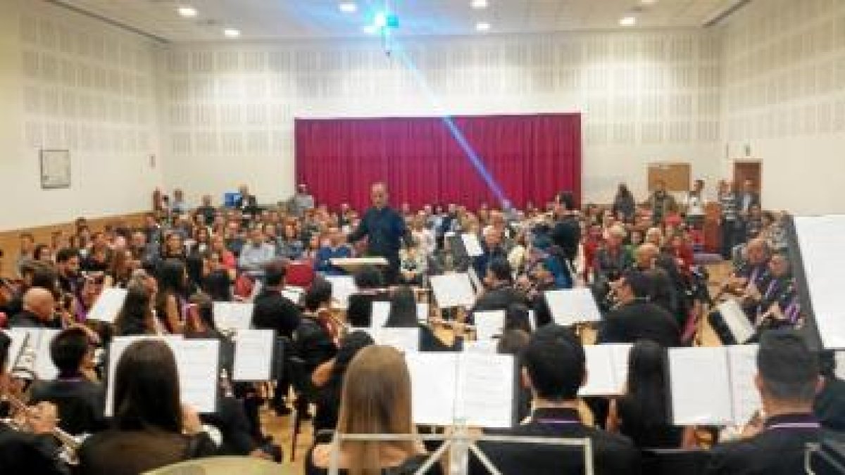 El salón de actos de la Agrupación Musical San Indalecio, en la calle Atarfe del barrio almeriense de La Cañada se llenó. Más de 300 personas asistie