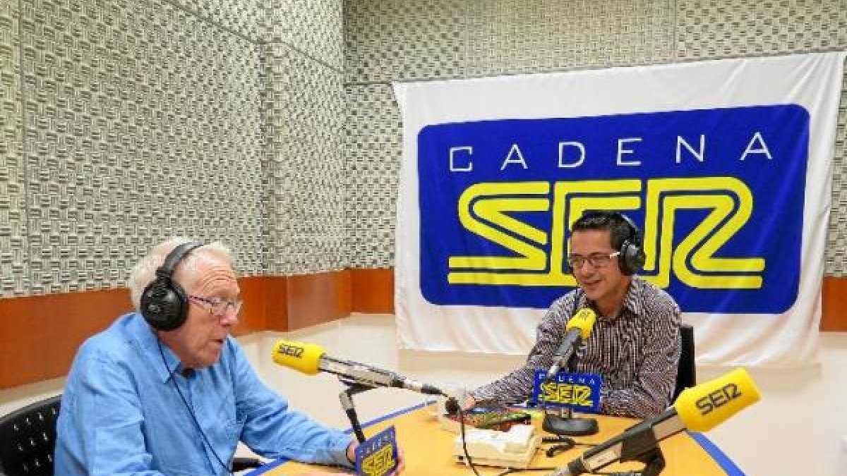 Momento de la entrevista con el periodista ejidense en los estudios de la SER.