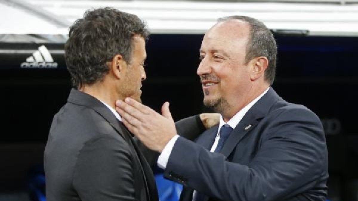 Rafa Benítez saluda a Luis Enrique.