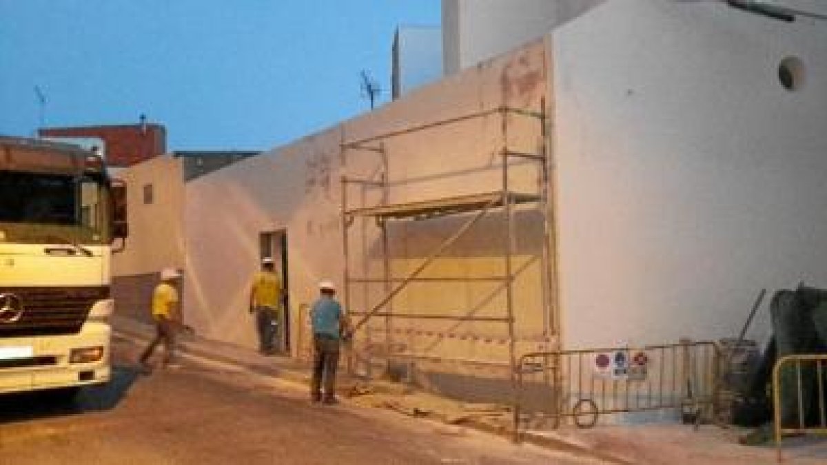 Trabajos en marcha en la parte exterior del edificio.