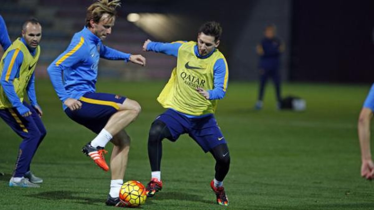 Leo Messi y Rakitic durante el entrenamiento de este jueves.