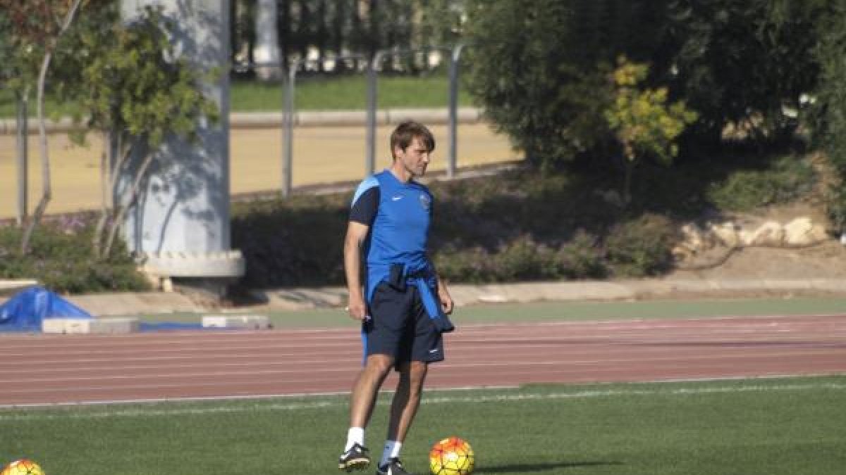 Joan Carrillo tiene bajas en defensa.