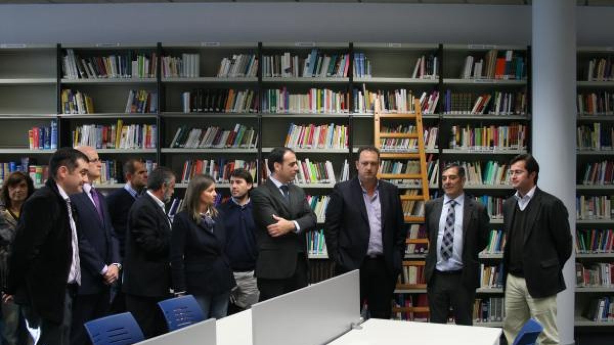 Visita del alcalde a las instalaciones de la Biblioteca, junto con su director.