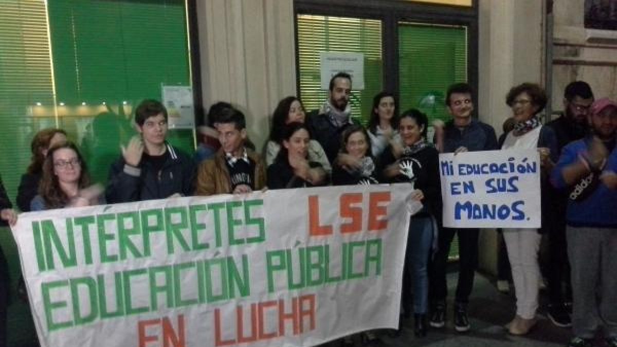 Intérpretes de lengua de signos en Educación se concentran ante la sede de la Junta.