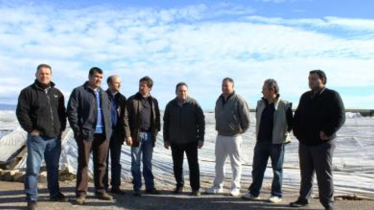Miembros del Ayuntamiento junto con agricultores en una de las zonas afectadas