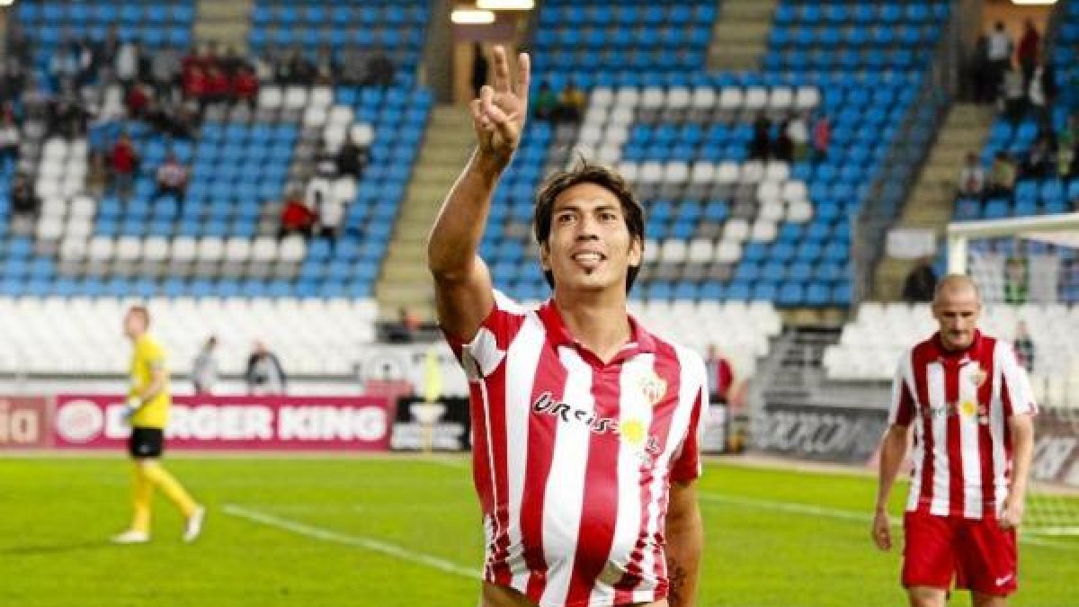 Desde la marcha de Ulloa no tuvo el Almería un tanque del área.