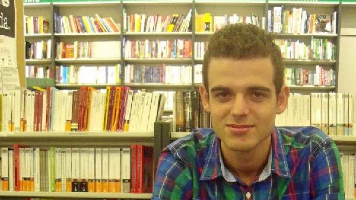 Joaquín Castillo junto a sus dos novelas.