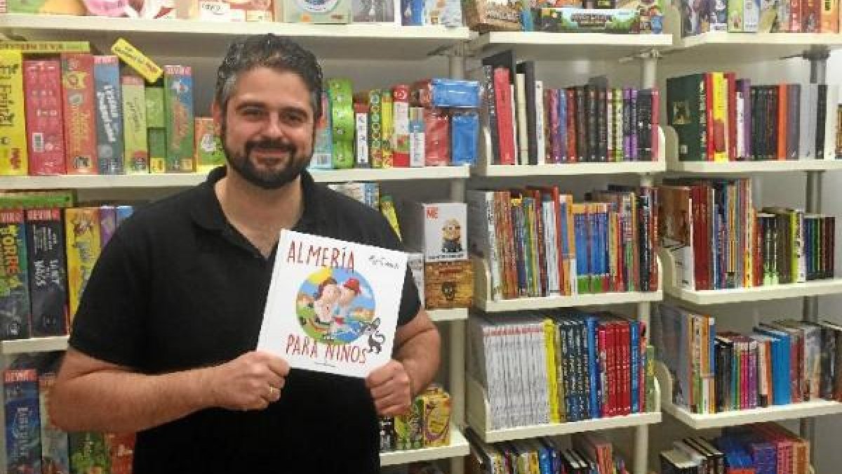 Jesús Muñoz muestra ‘Almería para niños’ en la sección infantil de Orión.