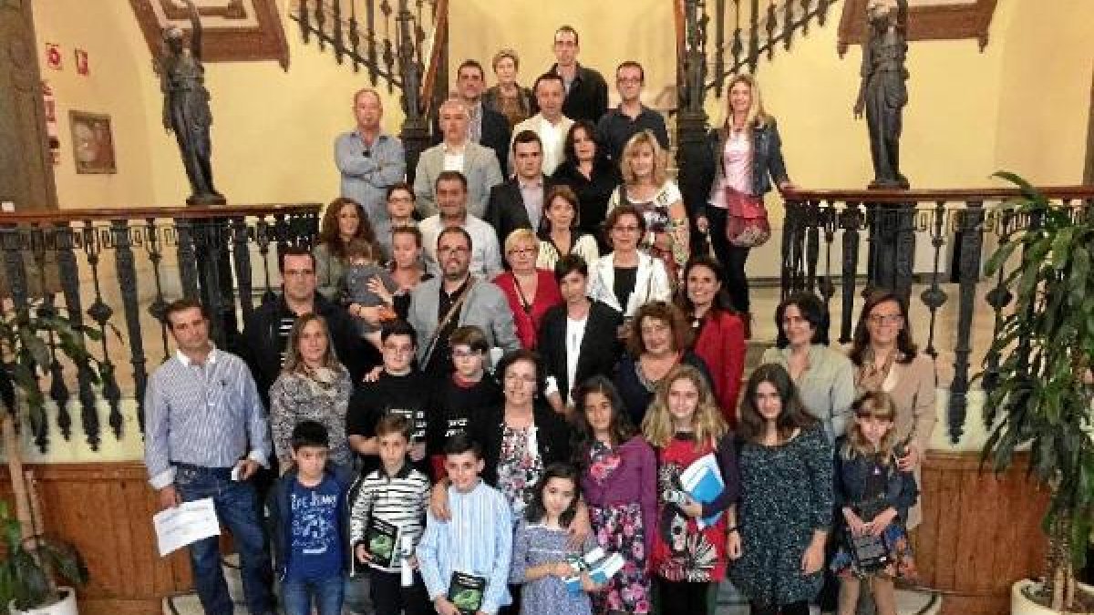 Foto de familia de organizadores y premiados.