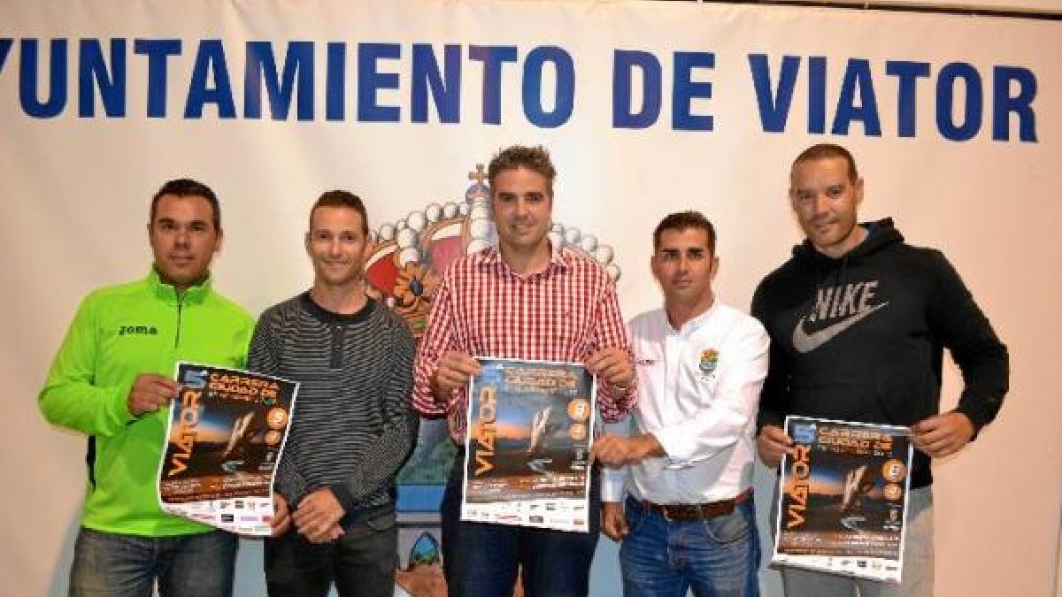 El Alcalde de Viator, Manuel Jesús Flores, con los organizadores y empresas colaboradoras de la V Carrera Popular.