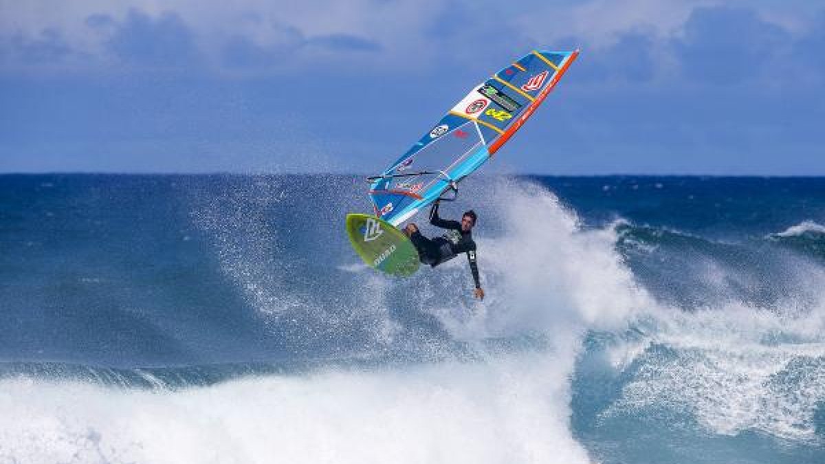 Espectacular imagen del deportista mientras practica windsurf. Los magníficos saltos que practica son famosos en el mundillo.