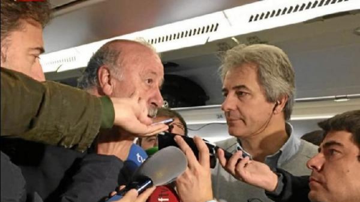 El seleccionador en rueda de prensa.