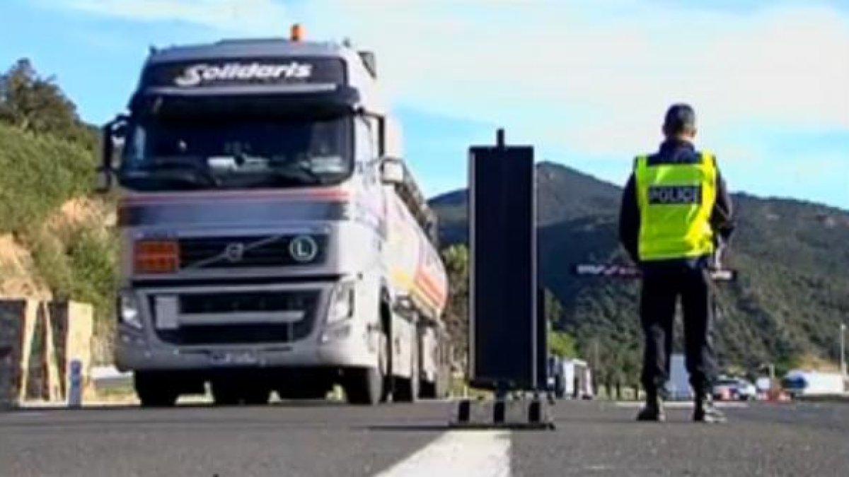 los controles policiales en la frontera francesa se han extremado en las últimas horas y se pide documentación a todos los vehículos a la ida y a la