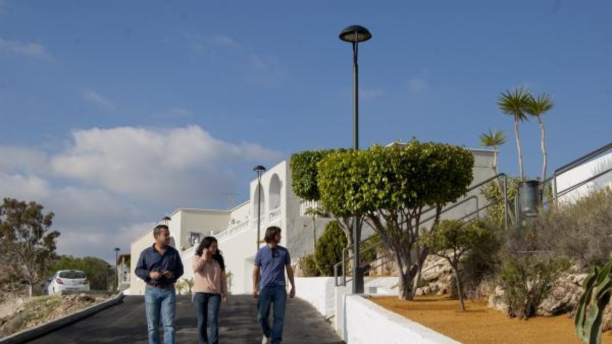 Salvador Hernández recorre el camino recién arreglado.