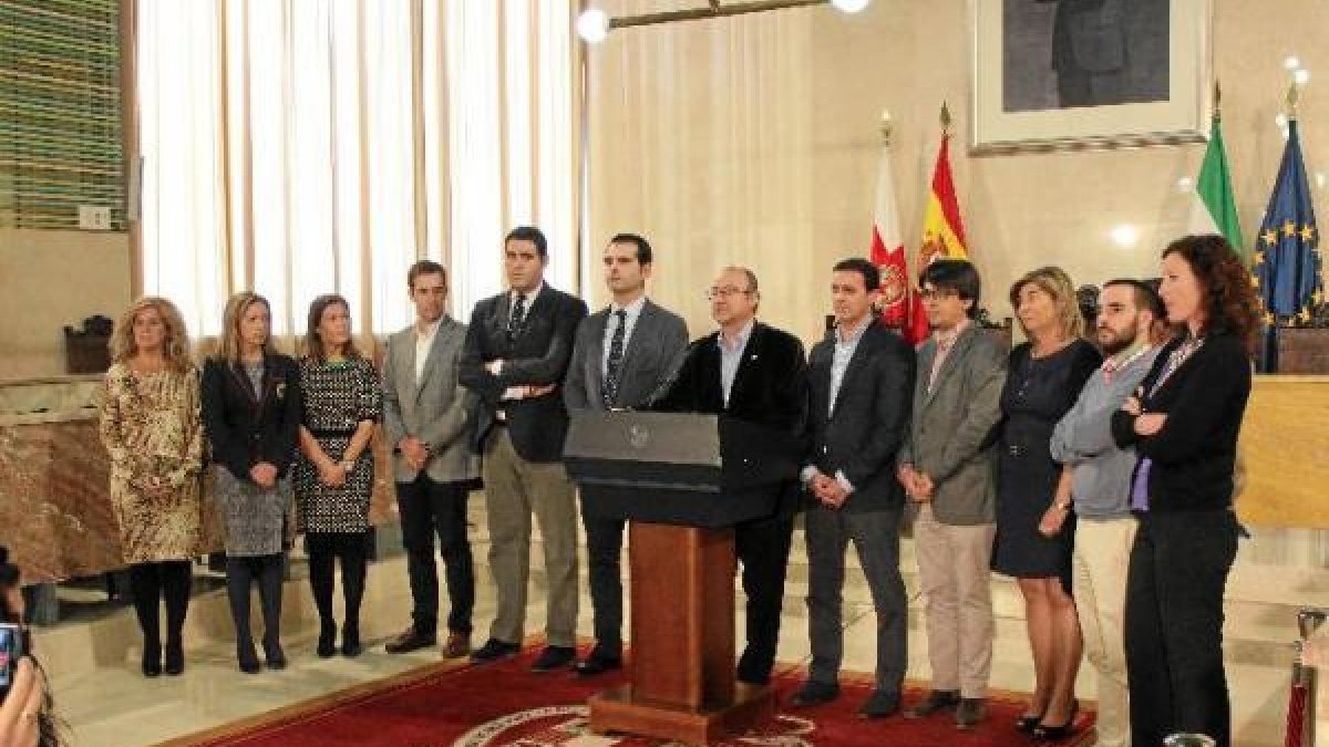 El adiós de Luis Rogelio Rodríguez-Comendador arropado por sus concejales