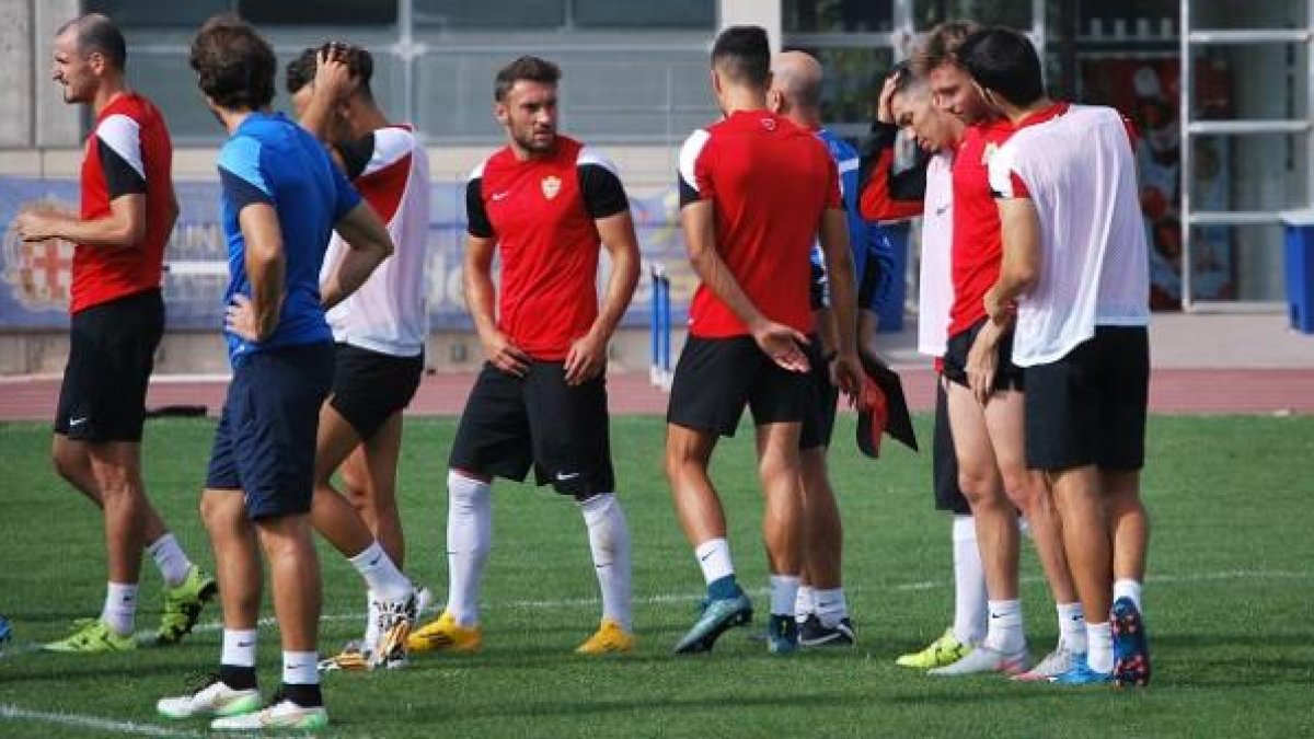 Eldin, en el centro de la imagen, se ha ido integrando al grupo en los últimos entrenamientos.