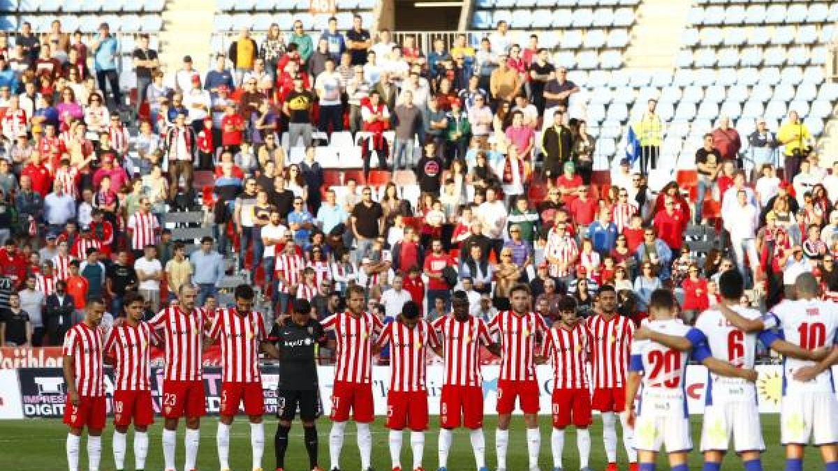El futuro del Almería está en las botas de los futbolistas.