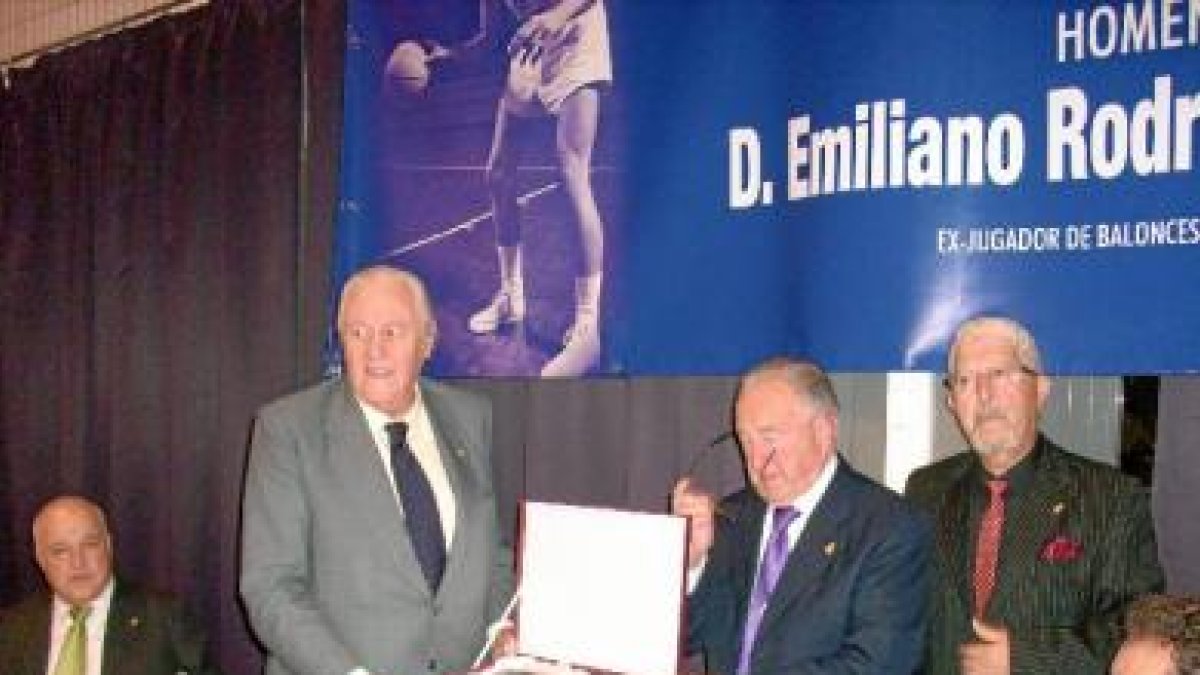 Emiliano ya es socio de honor de la Peña Madridista de Berja.