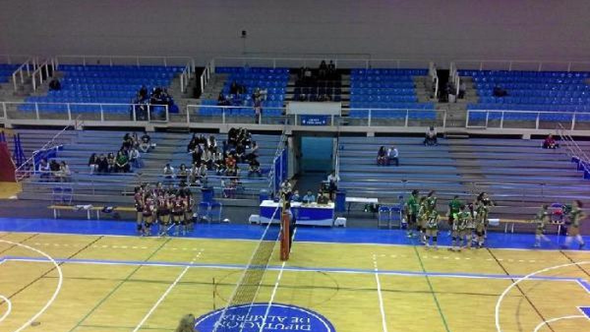 Tiempo muerto en la pista del Moisés Ruiz.