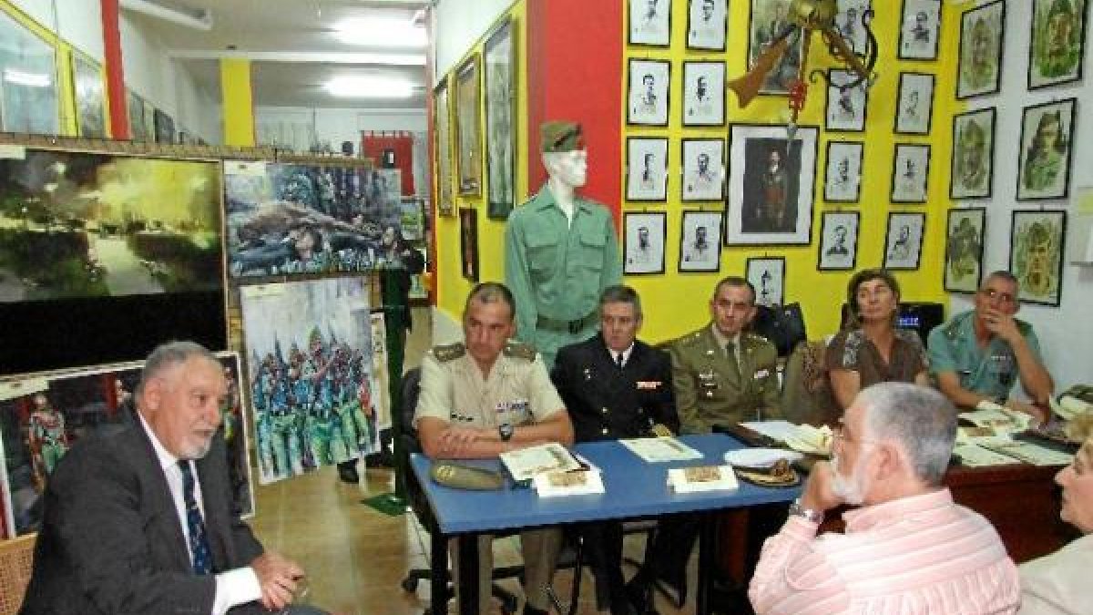 Manuel Montes, coronel Manso Serrano, Blas Romero, comandante Naval; subdelegado de Defensa; Elita Abad, concejala; y el teniente coronel Jefe del GA