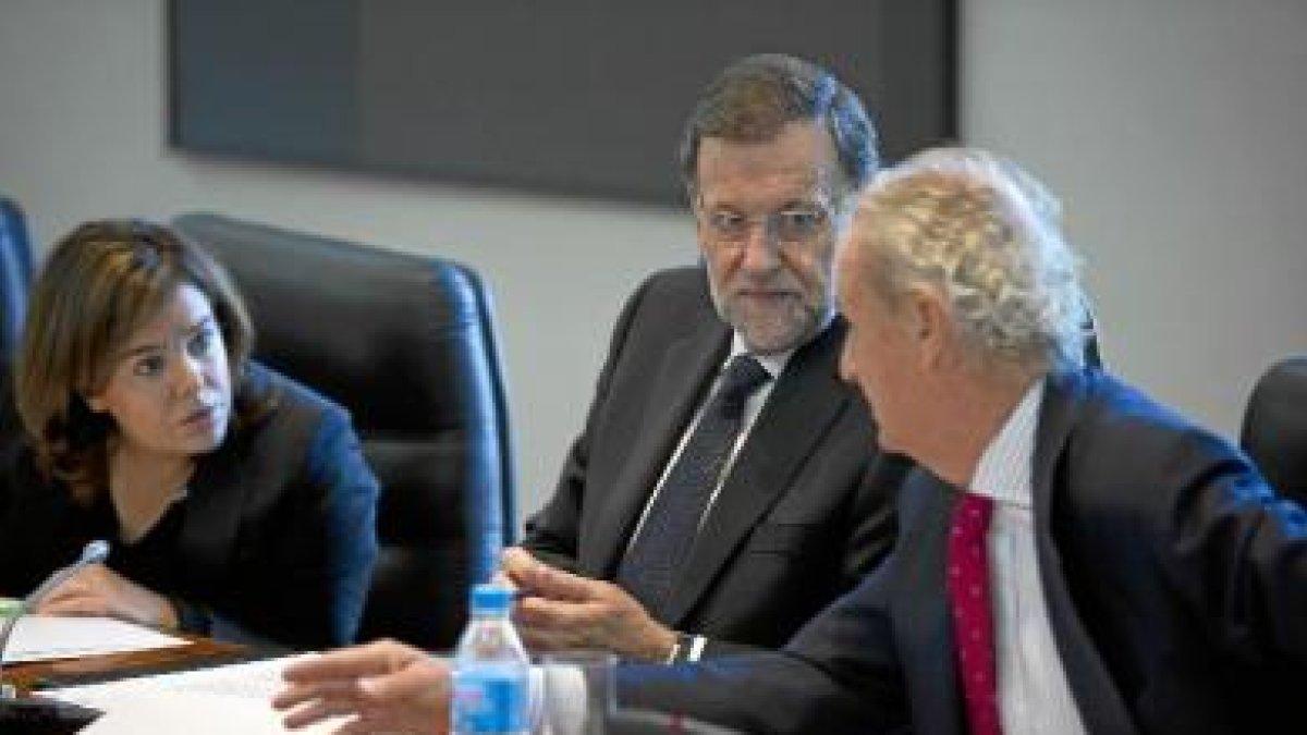 Soraya Sáenz de Santamaría, Mariano Rajoy y Pedro Morenés en el Consejo de Seguridad Nacional (Pool Moncloa / Diego Crespo)