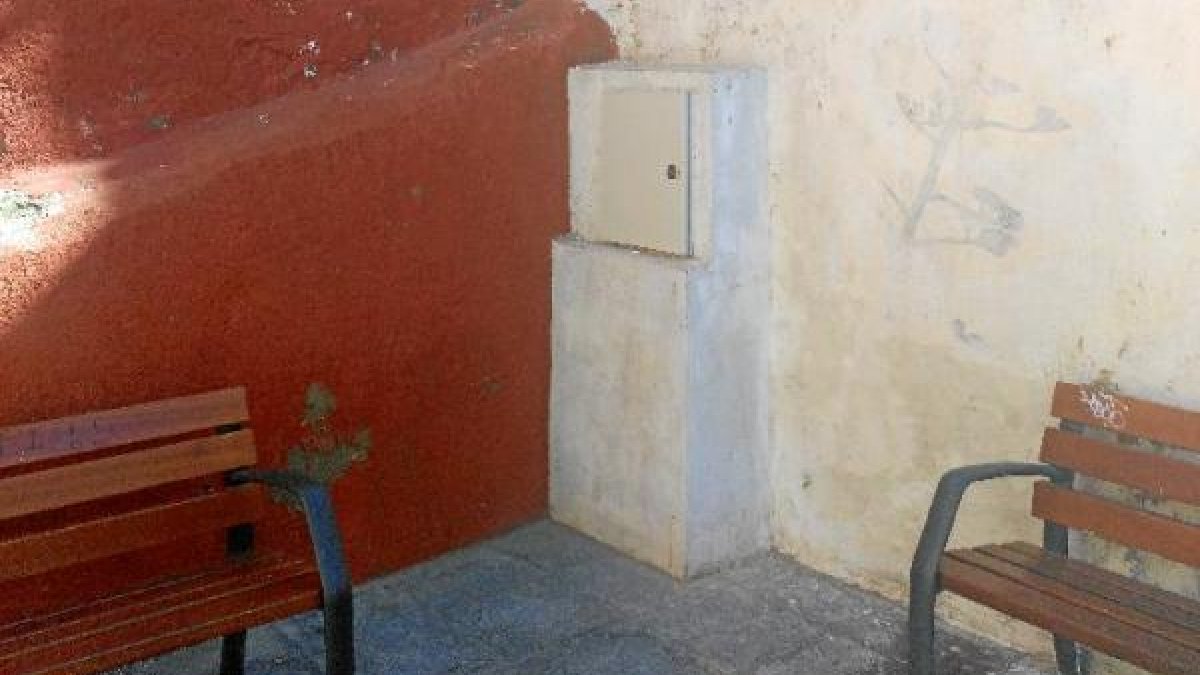 Acceso utilizado por las vándalos en la calle Descanso