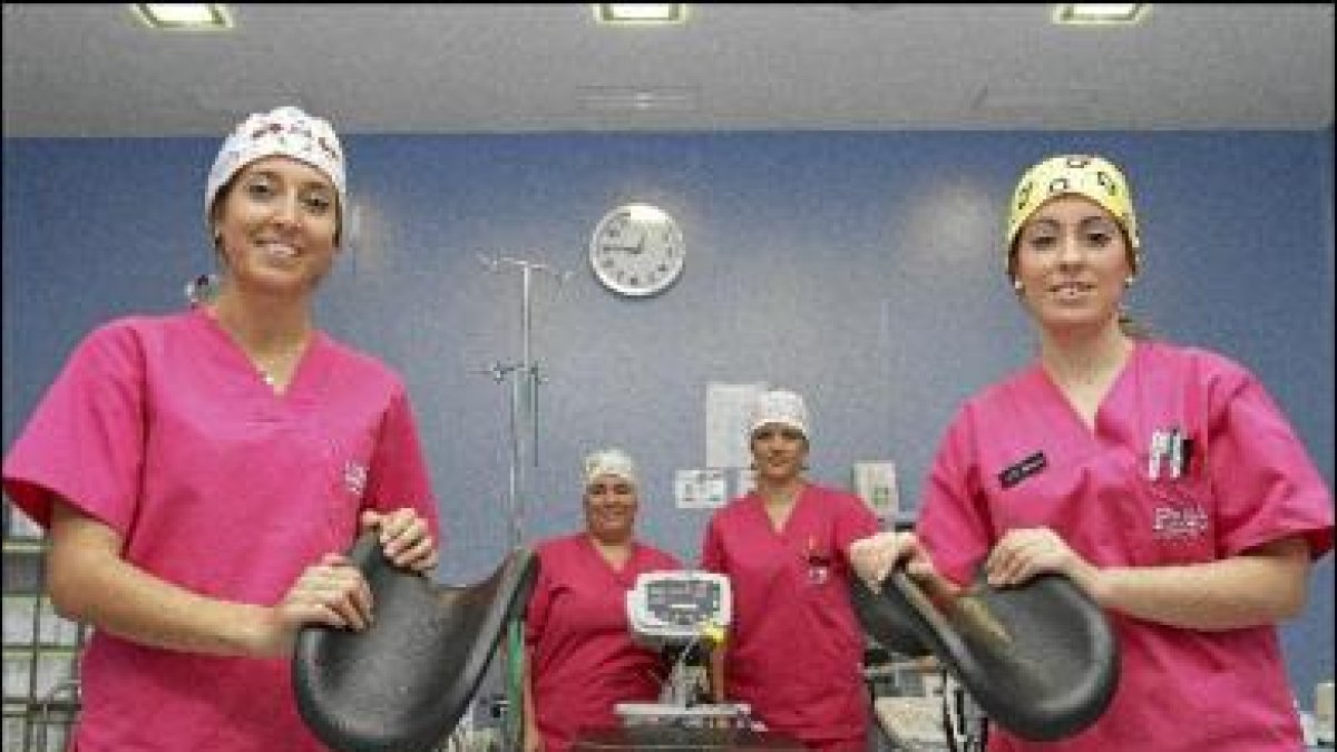 Equipo de enfermeras que atiende en la clínica Trótula Ruggiero, donde se realizan este tipo de operaciones