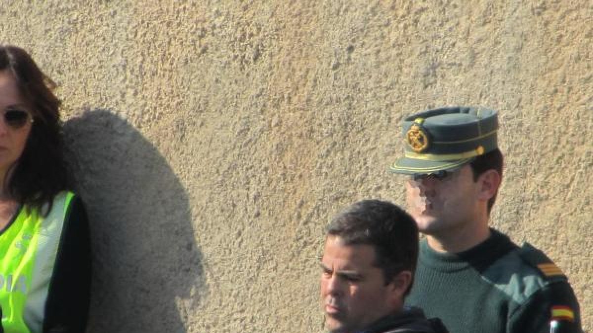 El condenado reconstruye la escena con los agentes de seguridad y judiciales