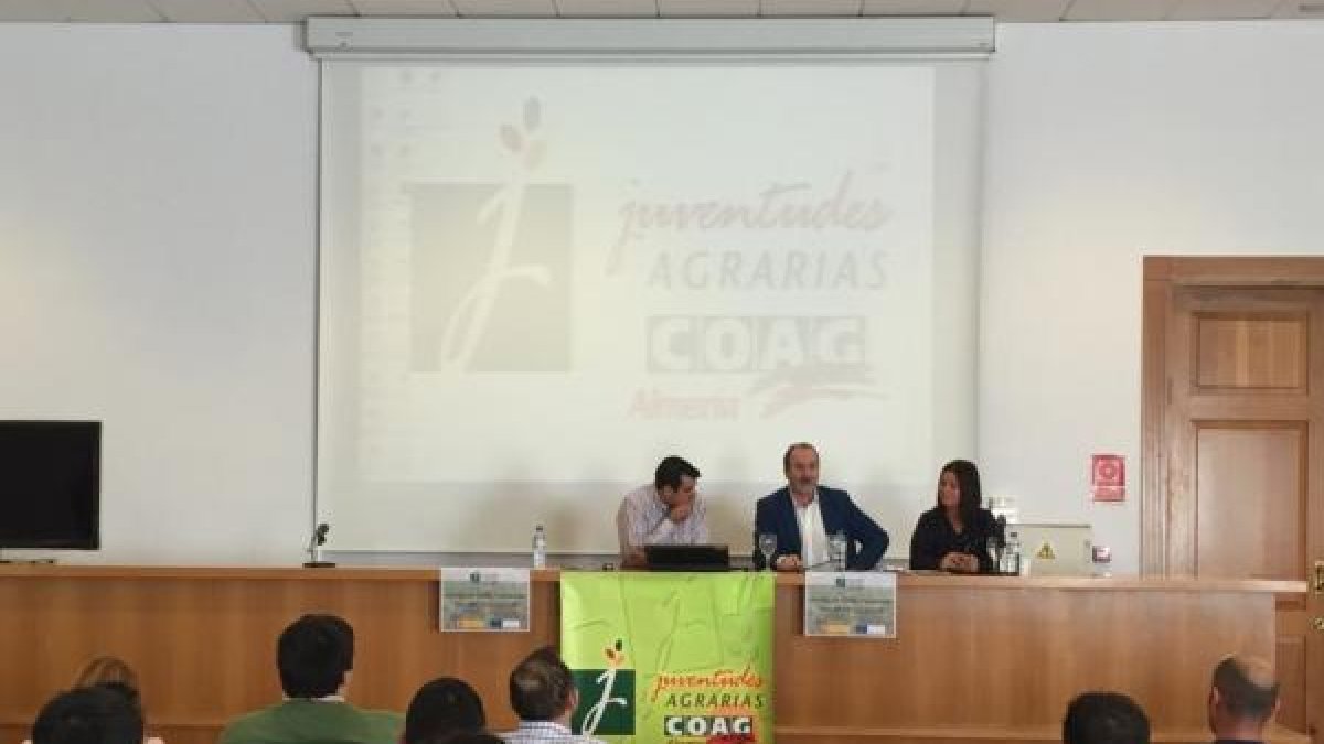 Delegado de Agricultura, José Manuel Ortiz Bono, el secretario provincial de COAG de Almeria, Andrés Góngora.