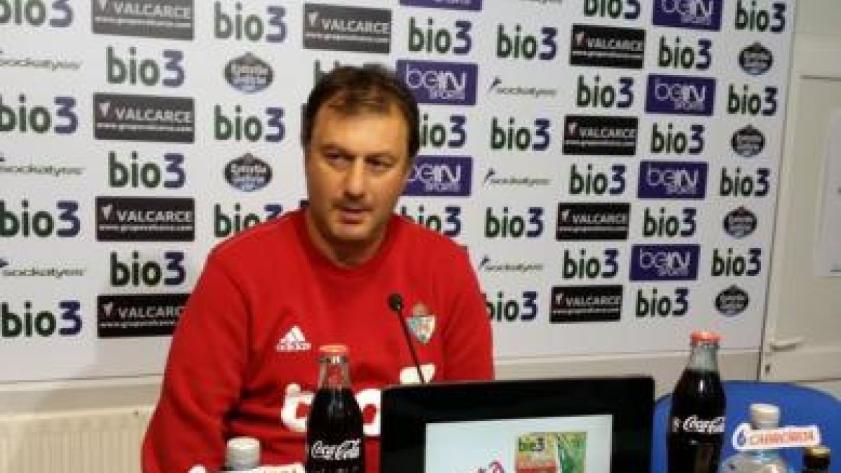 El míster de la Ponferradina.