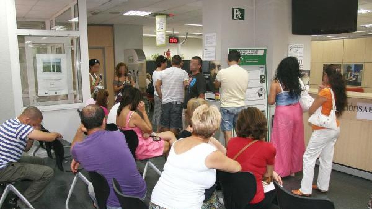 Una oficina del Servicio Andaluz de Empleo en la provincia de Almería donde los desempleados realizan las gestiones sobre su situación laboral.