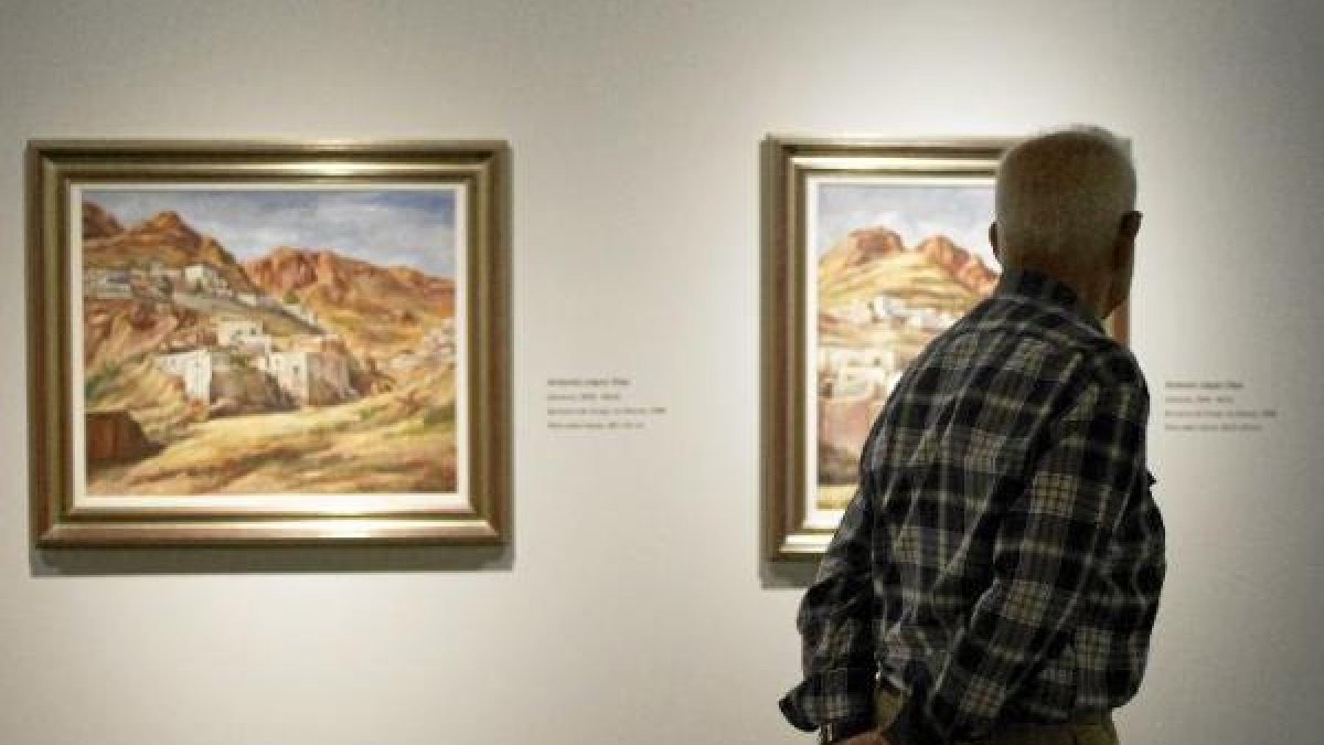 Un visitante recorre la exposición dedicada a los indalianos y a su repercusión en las artes plásticas almerienses.